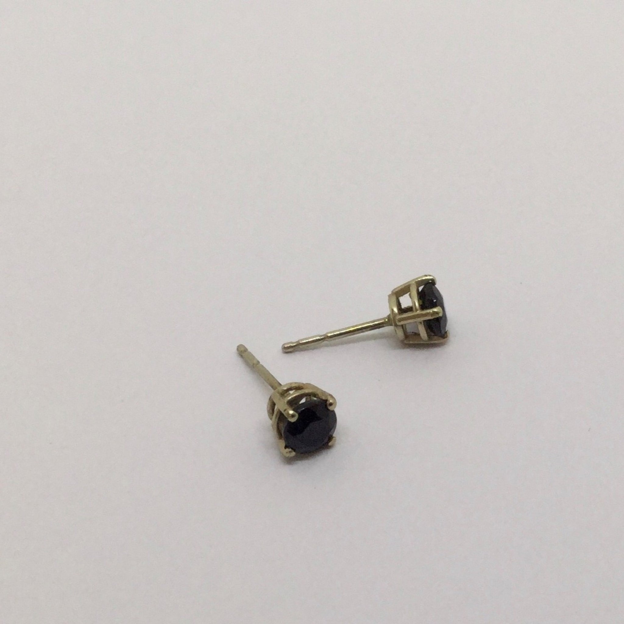 Round stone earring
